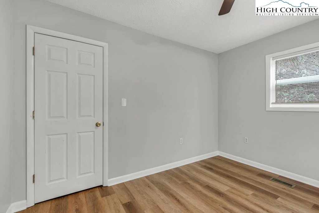 Image number 3 for the current listing