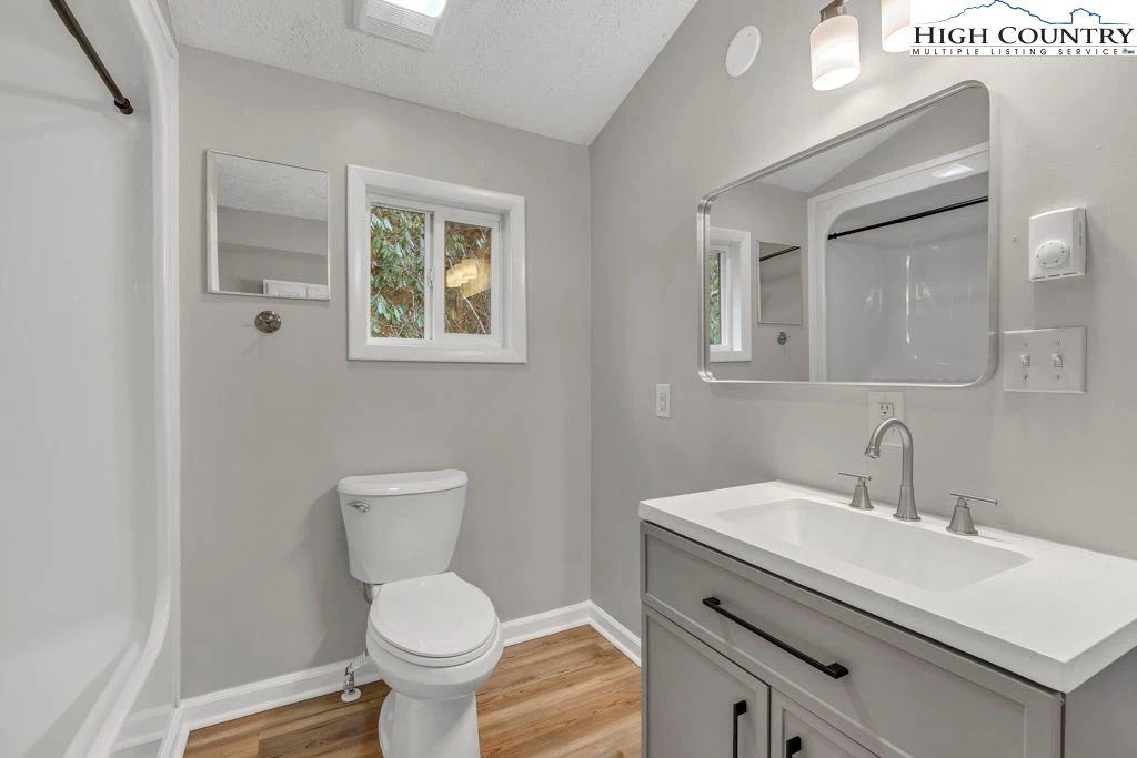 Image number 2 for the current listing