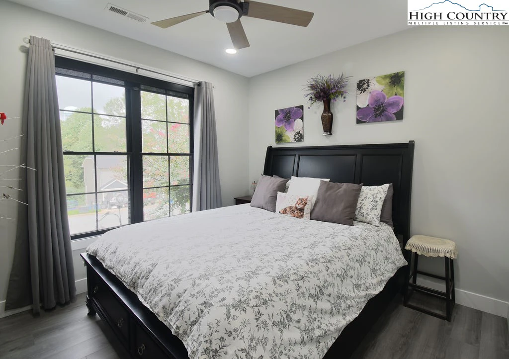 Image number 3 for the current listing