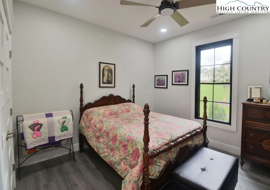 Image number 1 for the current listing