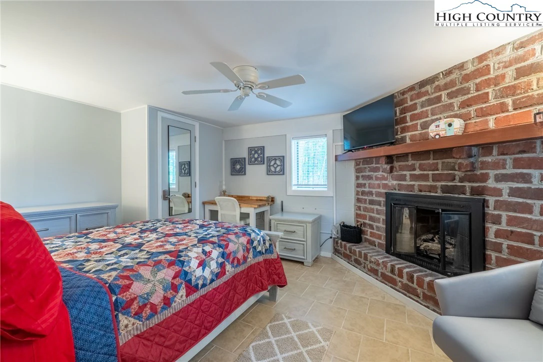 Image number 21 for the current listing