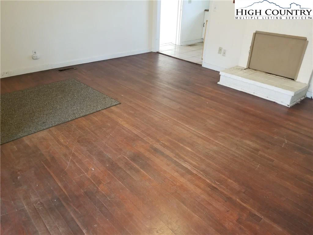 Image number 11 for the current listing