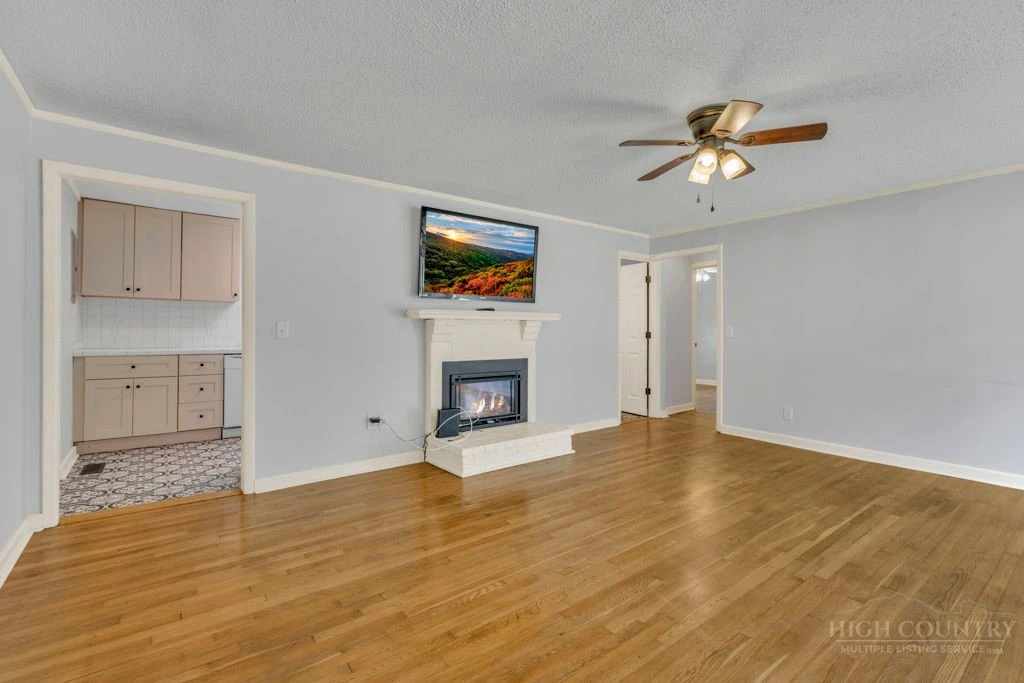 Image number 2 for the current listing