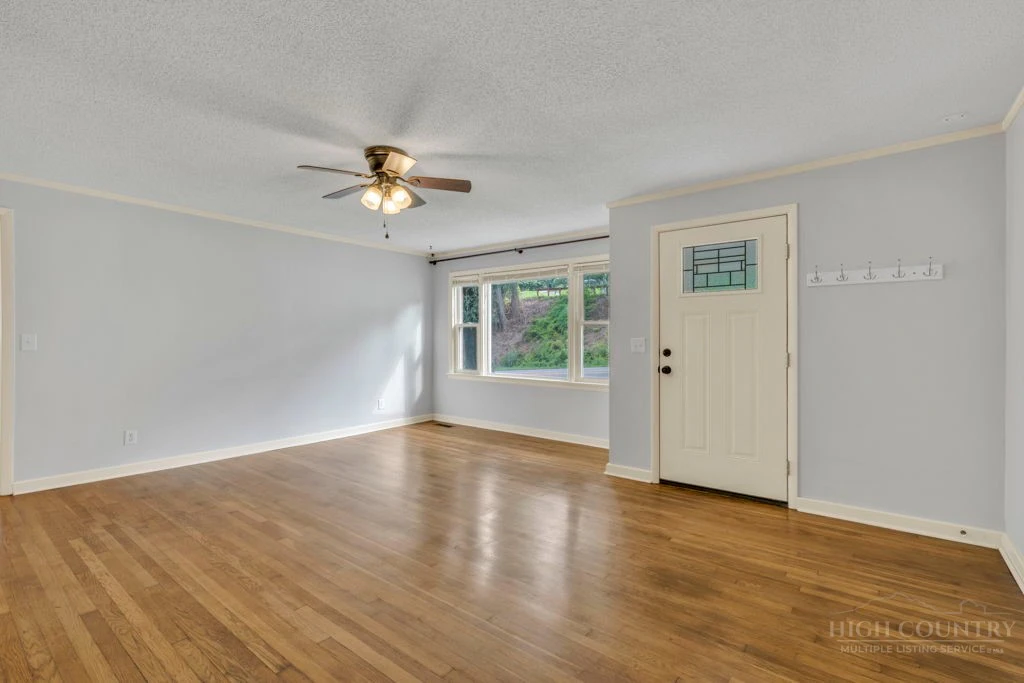 Image number 4 for the current listing