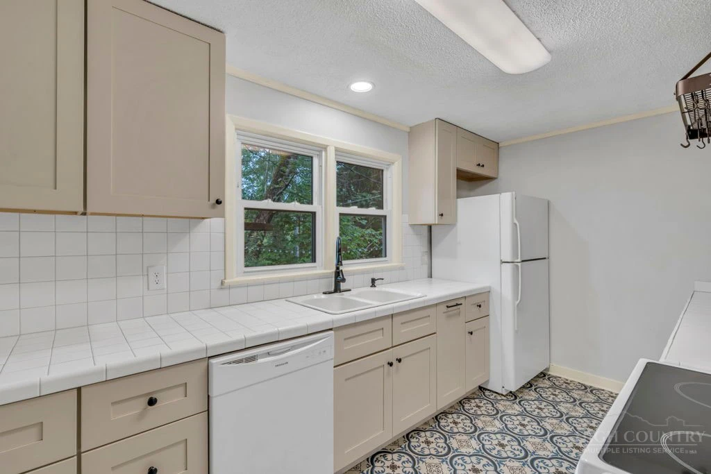 Image number 9 for the current listing
