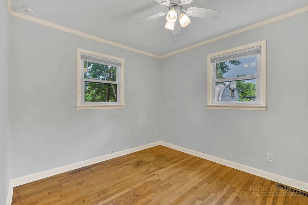 Image number 18 for the current listing