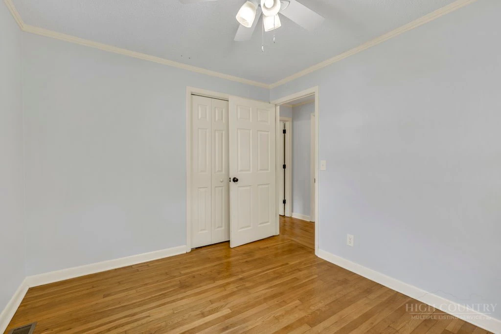 Image number 19 for the current listing