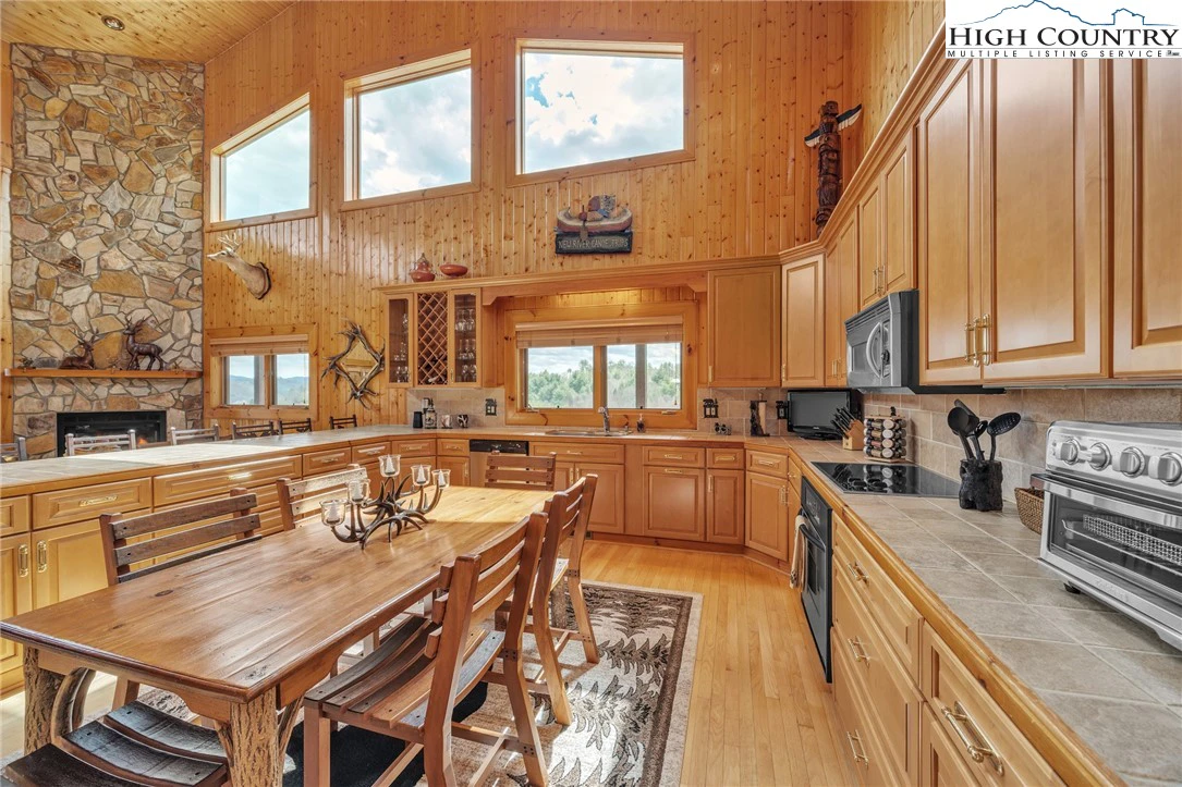 Image number 21 for the current listing