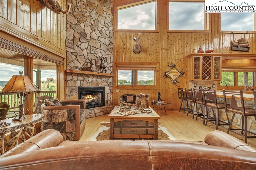 Image number 19 for the current listing