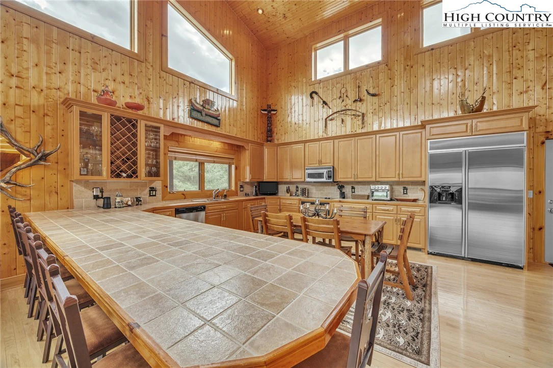 Image number 17 for the current listing