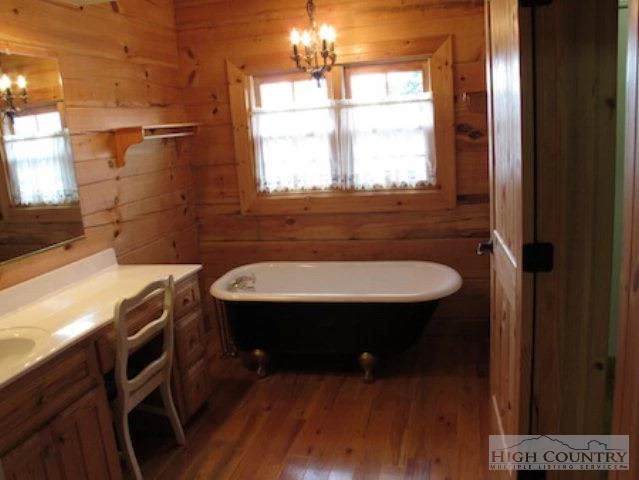 Image number 9 for the current listing