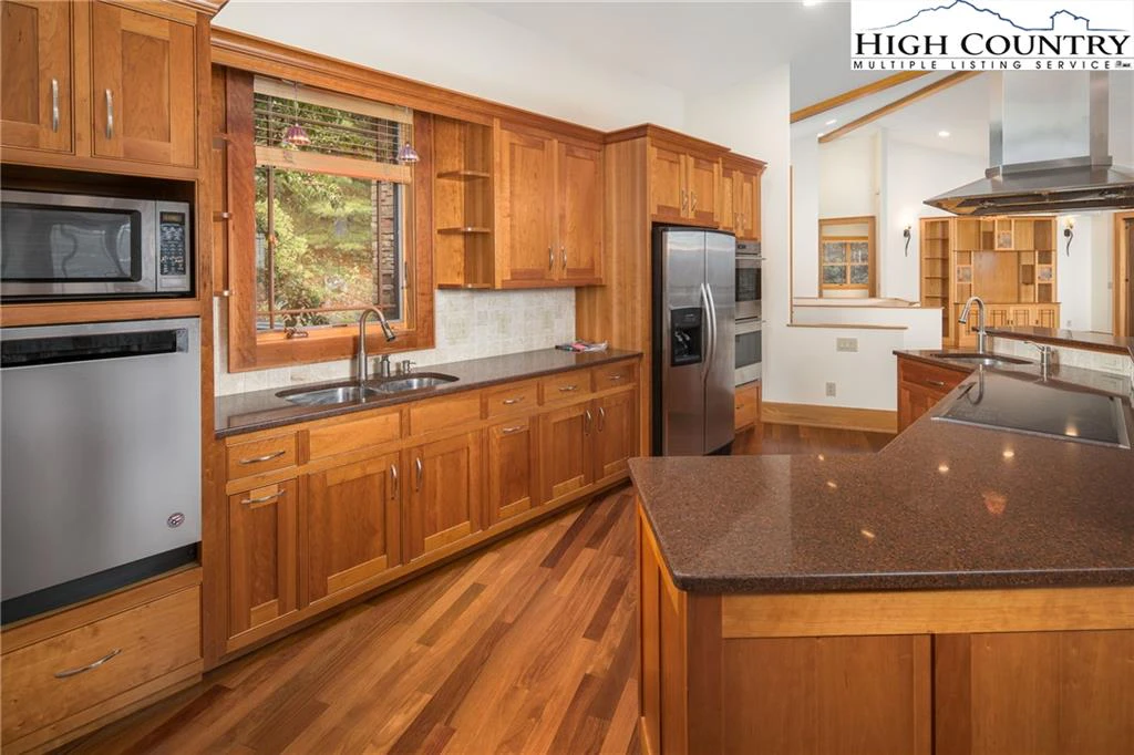 Image number 21 for the current listing