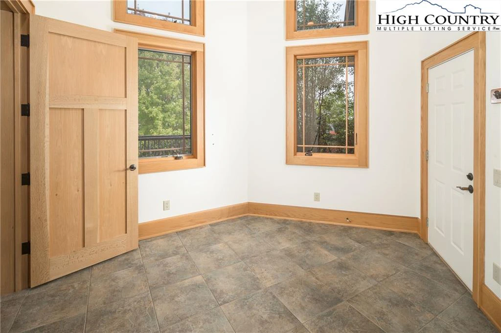 Image number 11 for the current listing