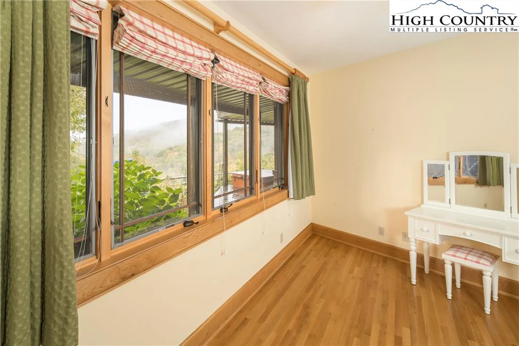 Image number 3 for the current listing