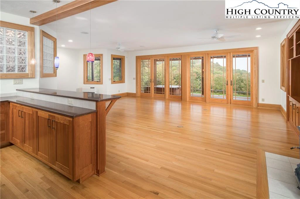 Image number 6 for the current listing