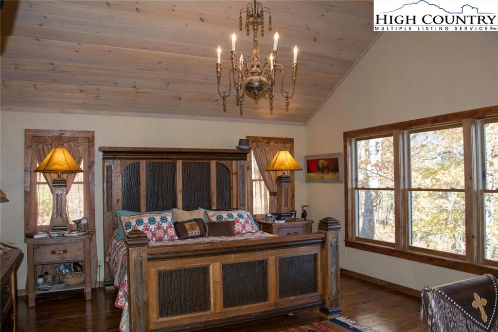 Image number 2 for the current listing