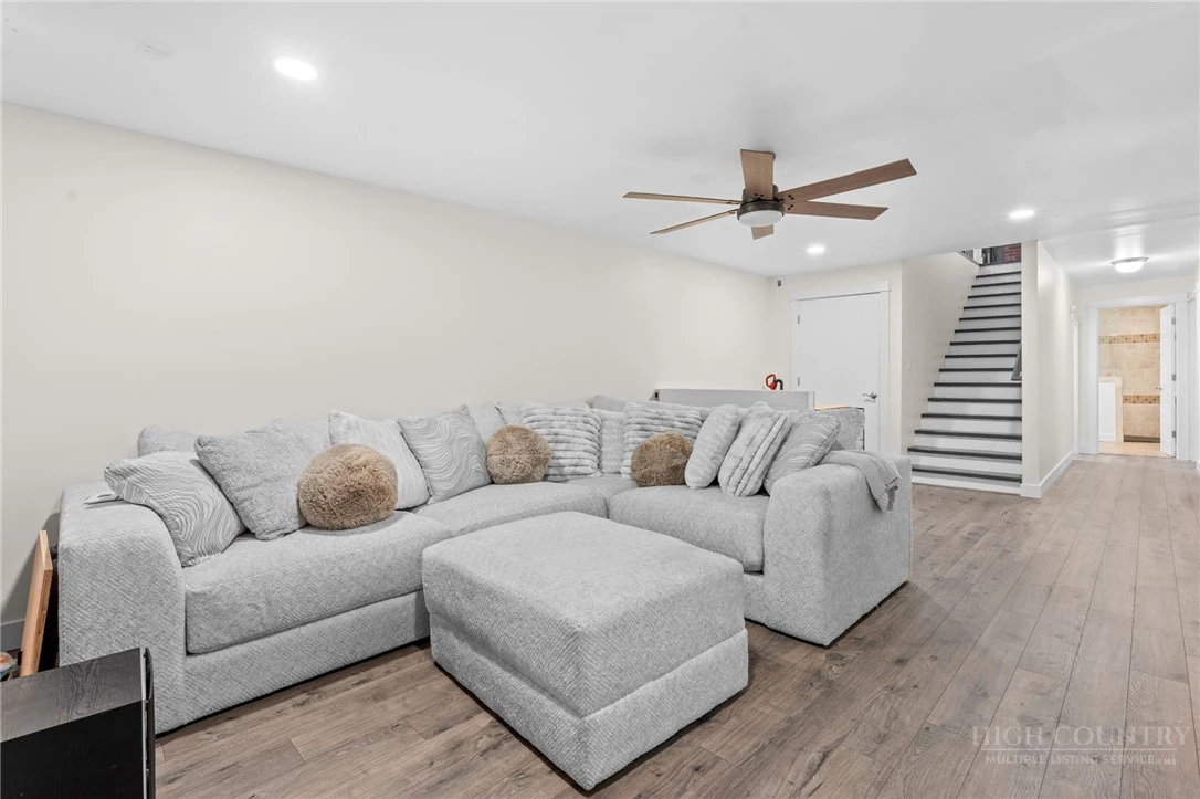 Image number 11 for the current listing