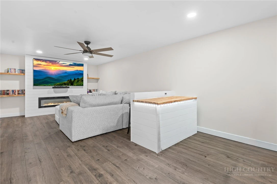 Image number 9 for the current listing