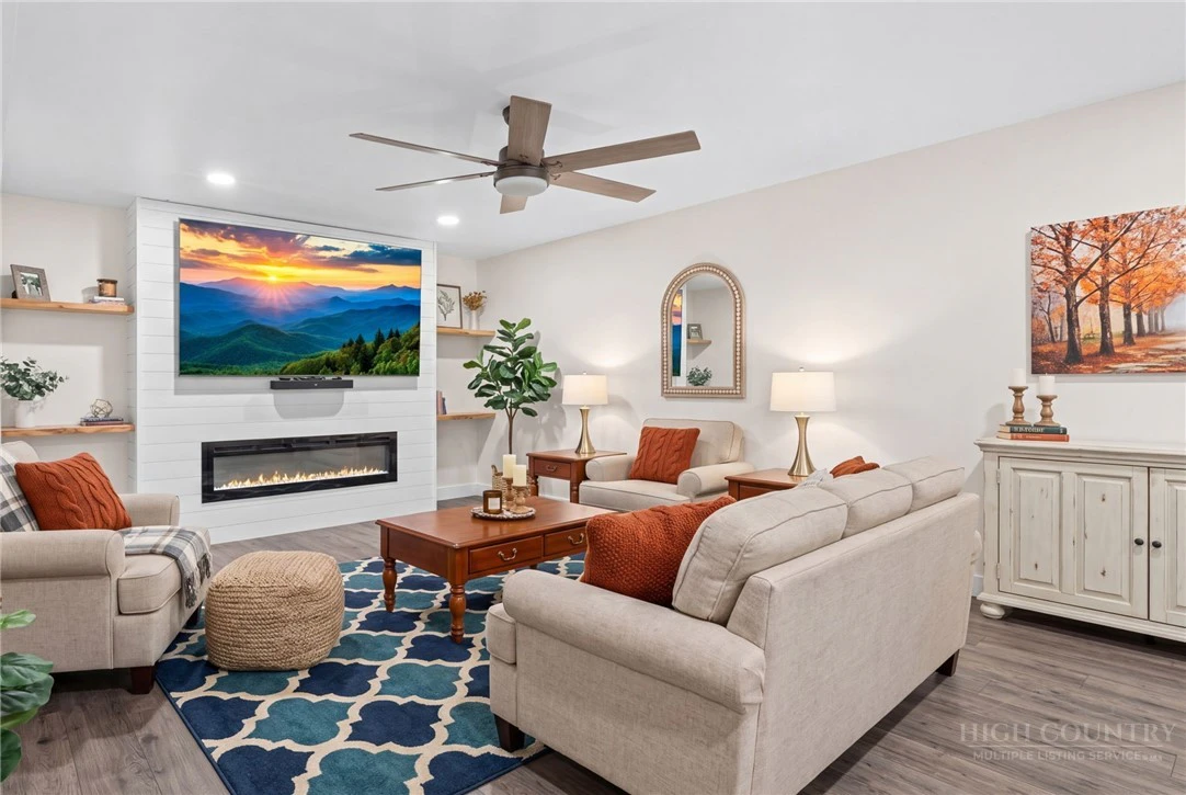 Image number 10 for the current listing