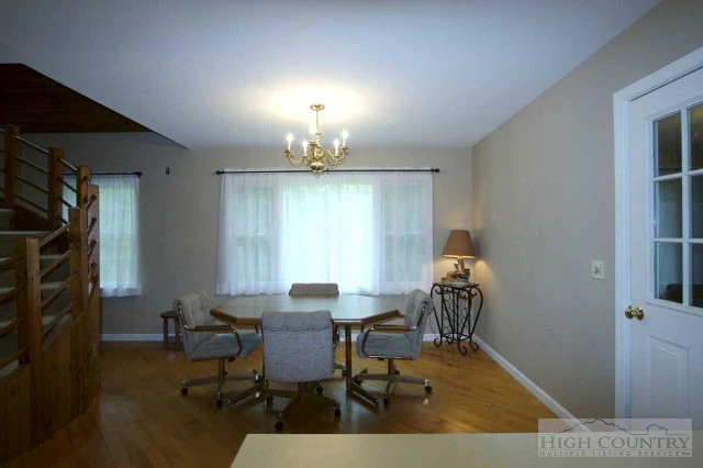 Image number 5 for the current listing