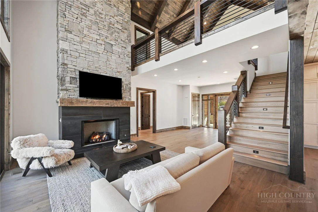 Image number 9 for the current listing