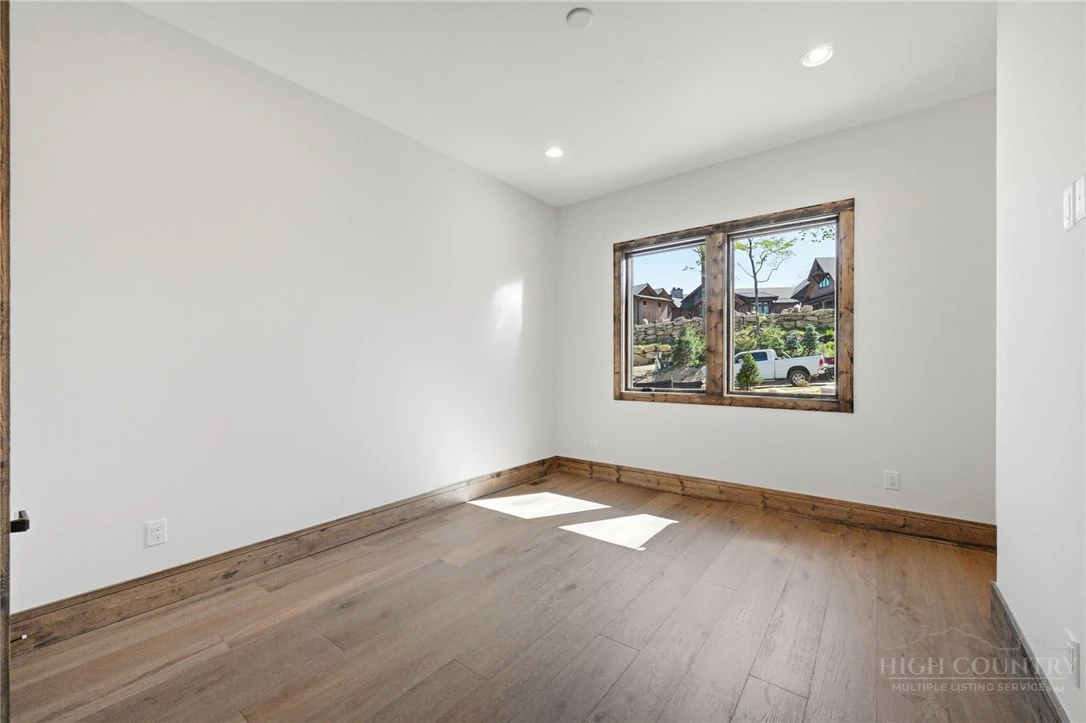 Image number 17 for the current listing