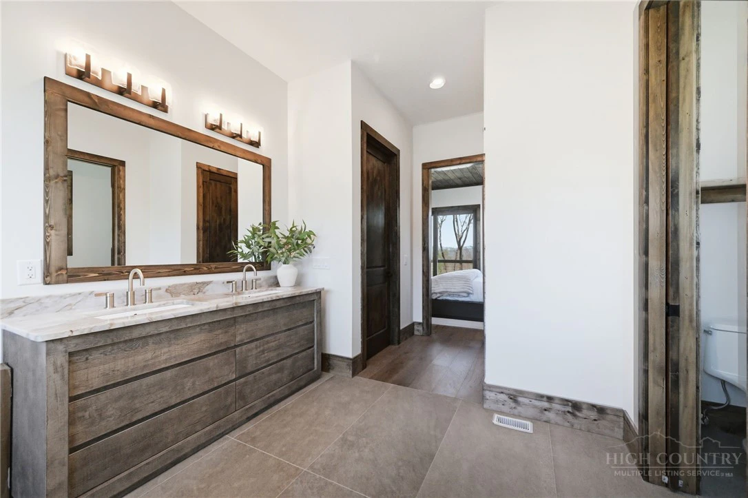 Image number 19 for the current listing