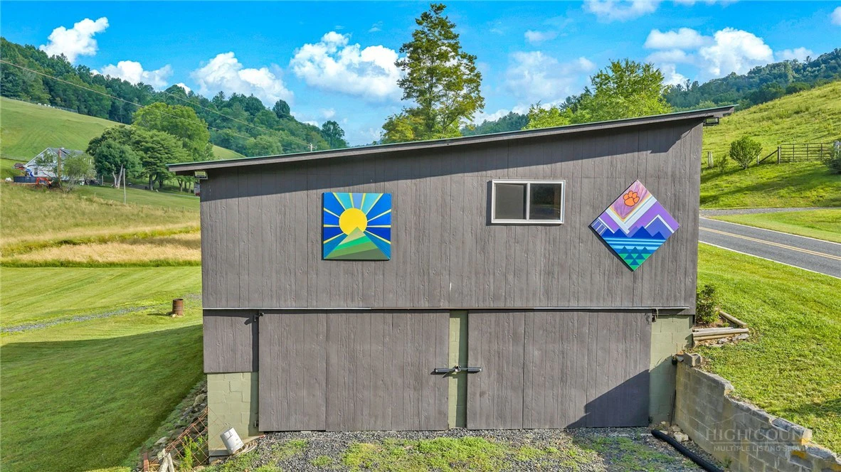 Image number 17 for the current listing