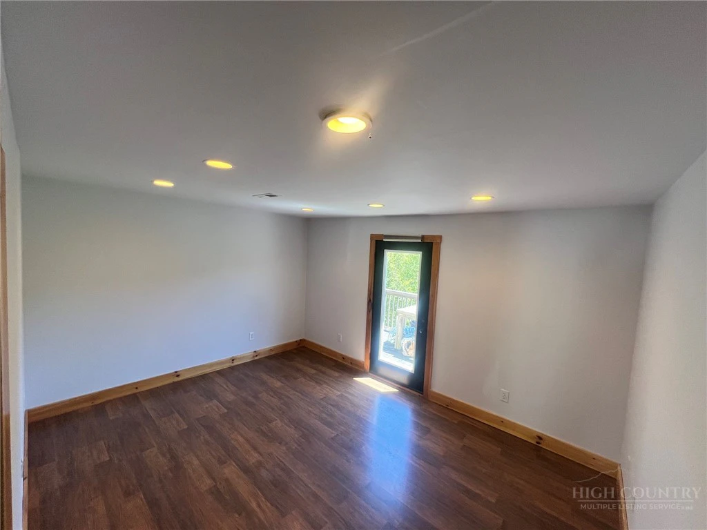Image number 11 for the current listing