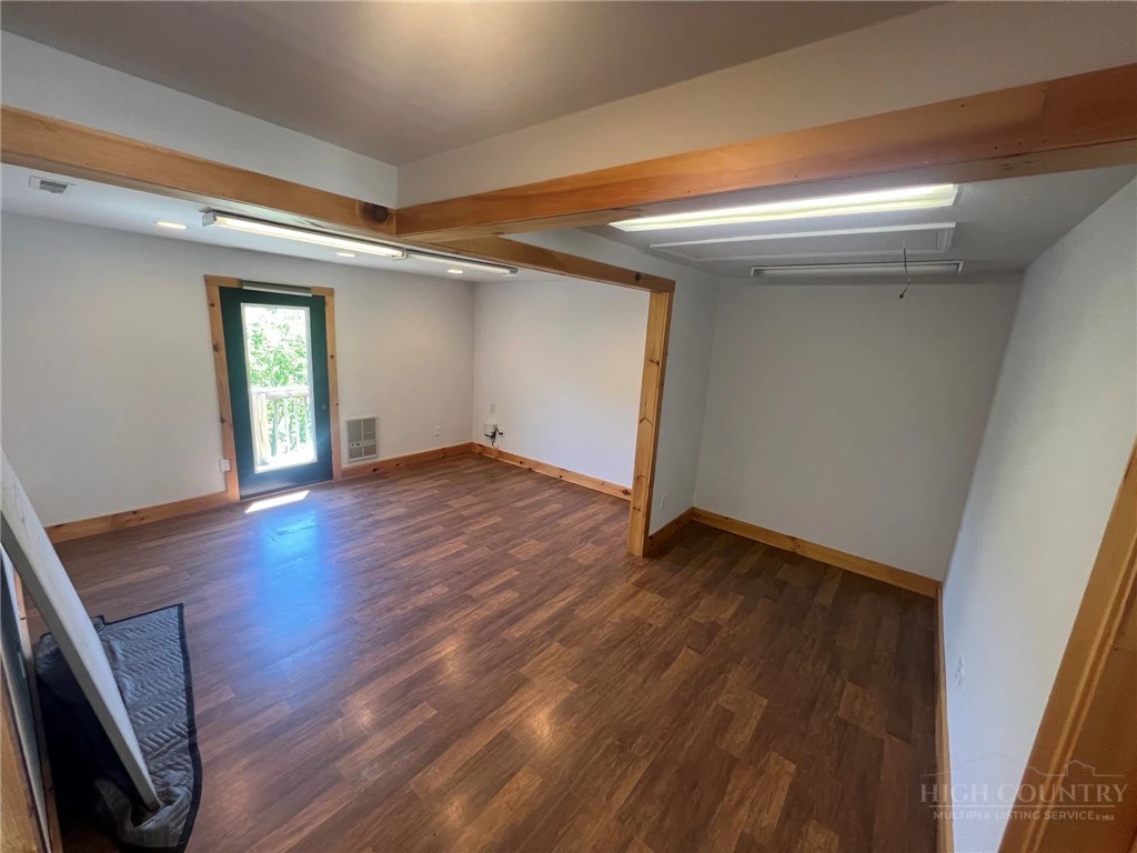 Image number 13 for the current listing