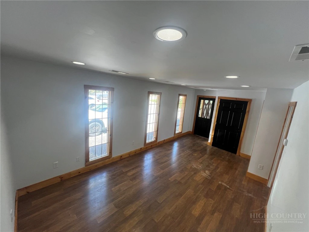 Image number 14 for the current listing