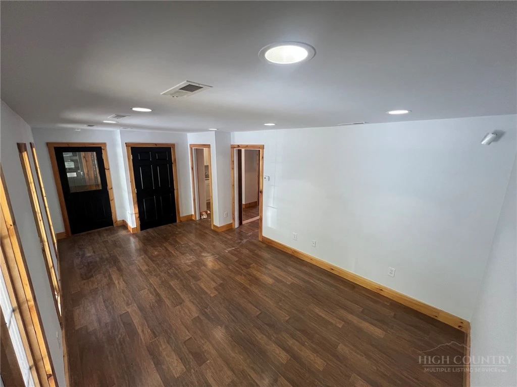 Image number 15 for the current listing