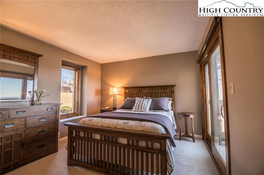 Image number 2 for the current listing