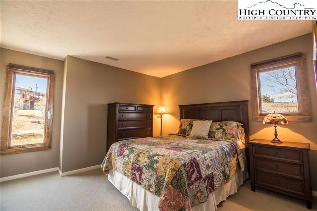 Image number 11 for the current listing