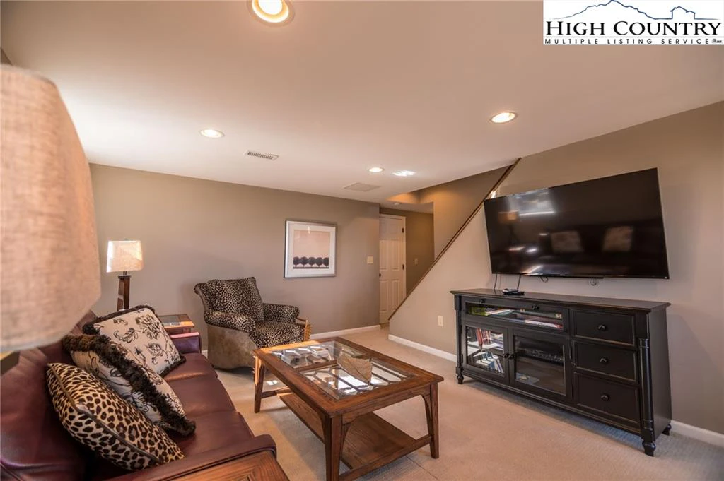 Image number 9 for the current listing