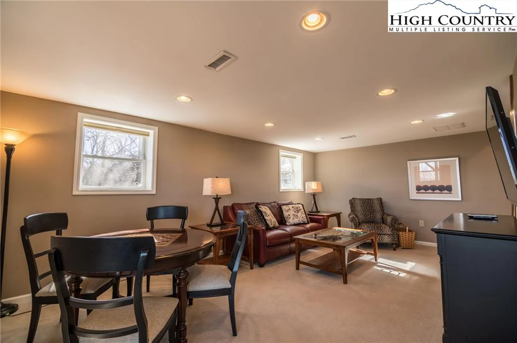 Image number 8 for the current listing