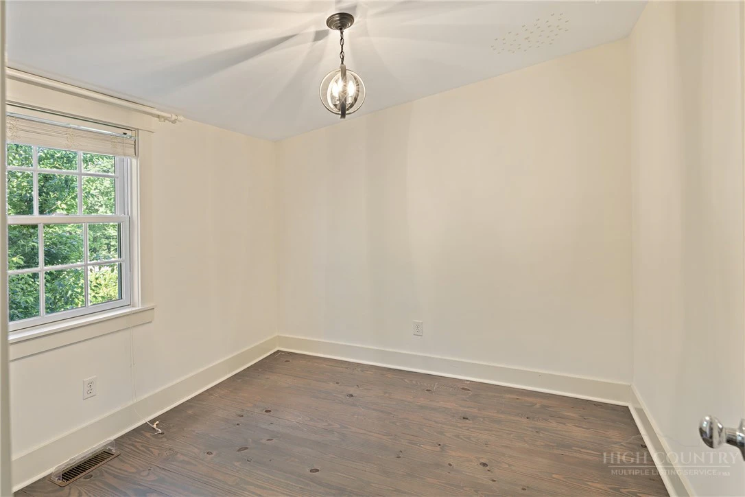 Image number 13 for the current listing
