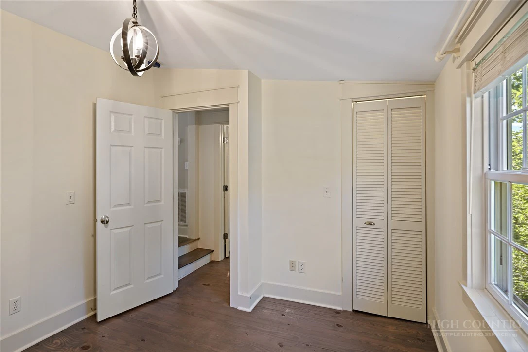 Image number 9 for the current listing