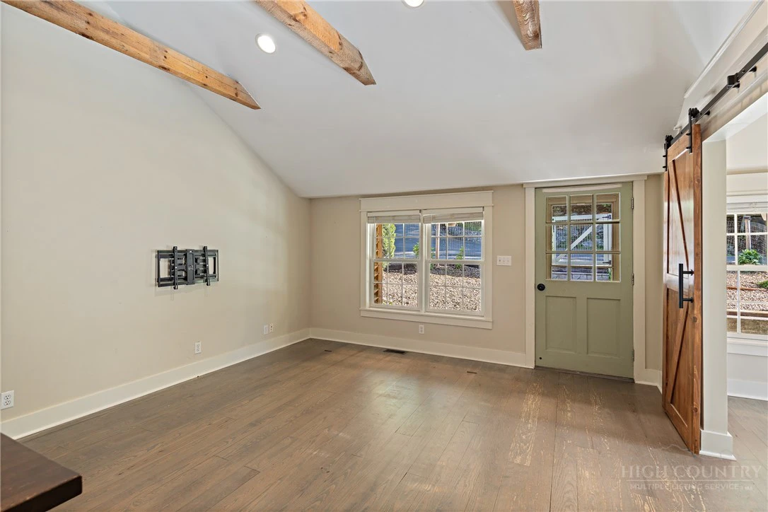 Image number 22 for the current listing