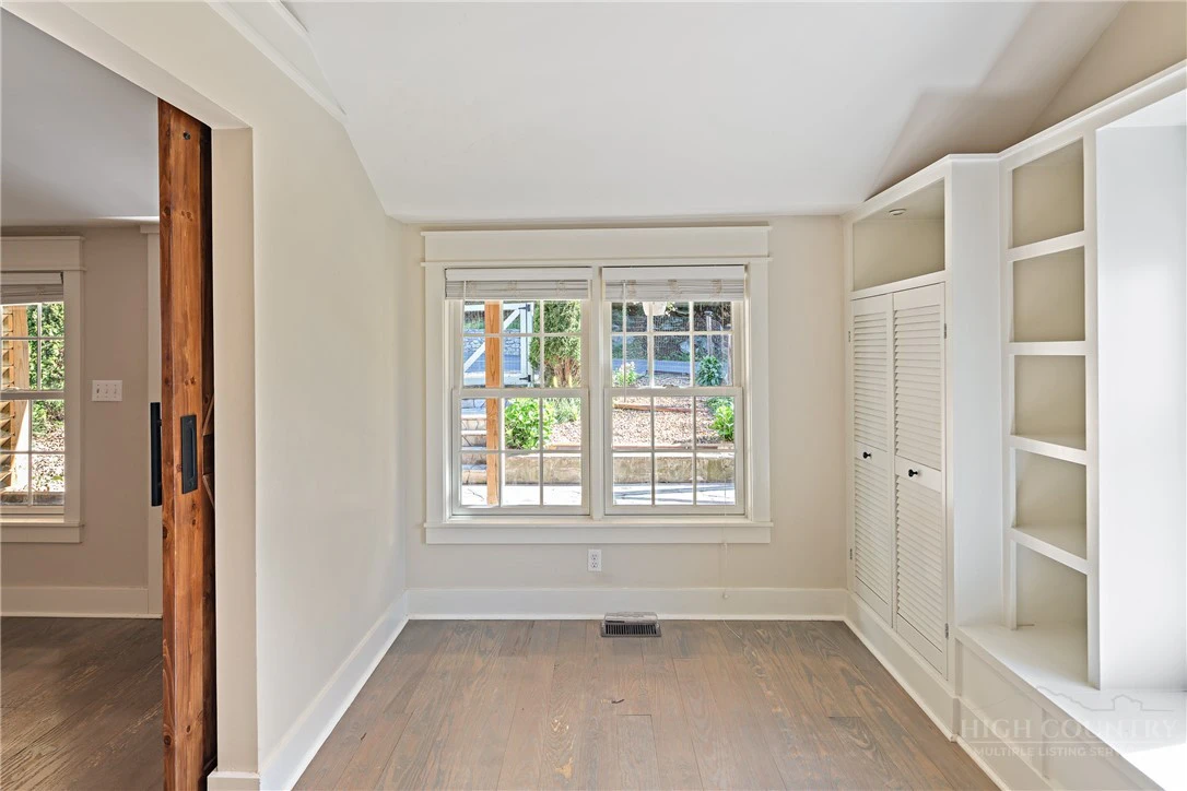 Image number 15 for the current listing