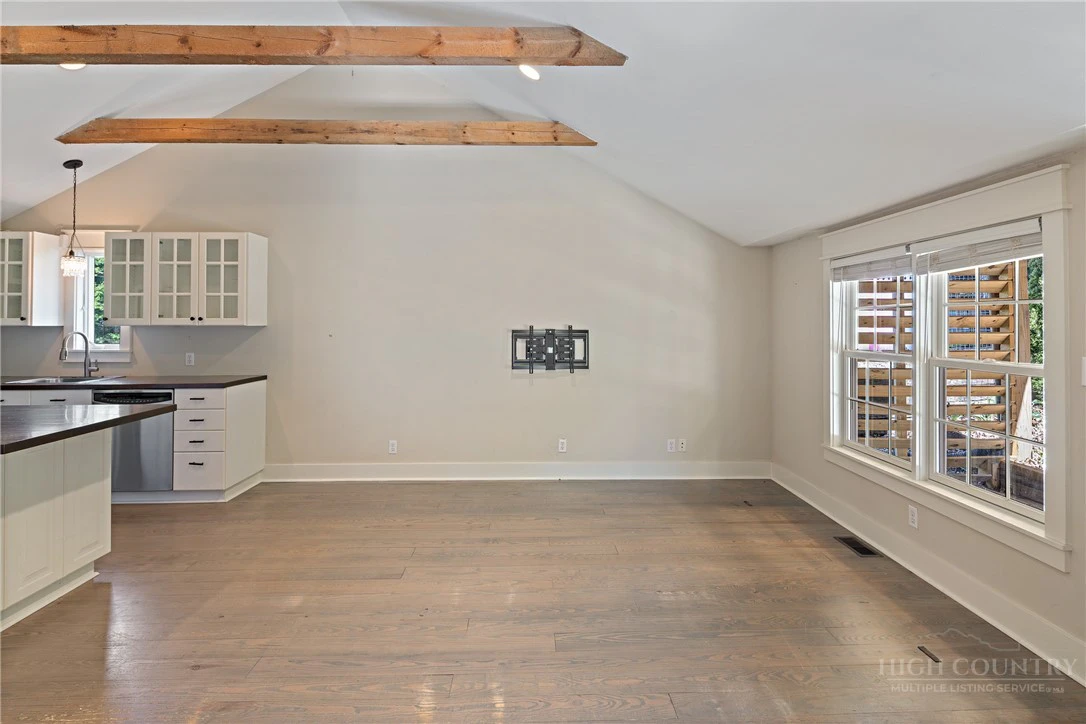 Image number 17 for the current listing