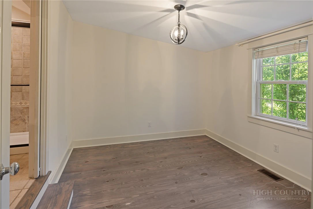 Image number 14 for the current listing