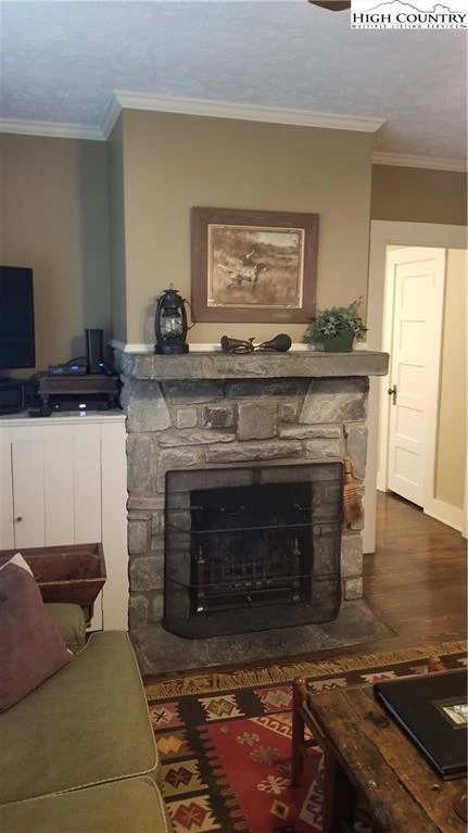 Image number 11 for the current listing