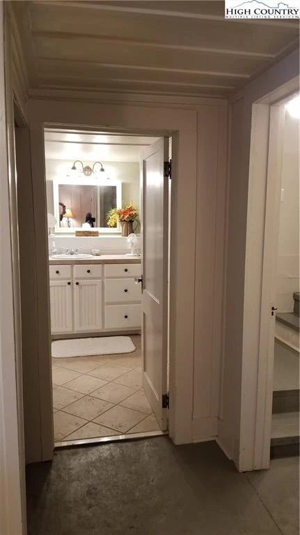 Image number 2 for the current listing