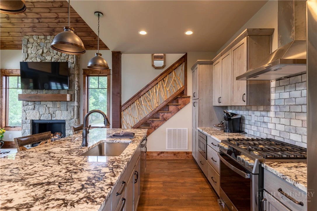 Image number 9 for the current listing