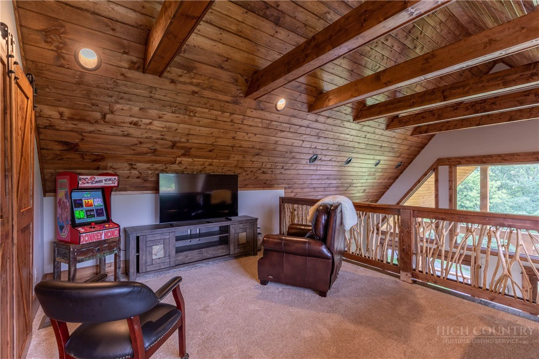 Image number 19 for the current listing