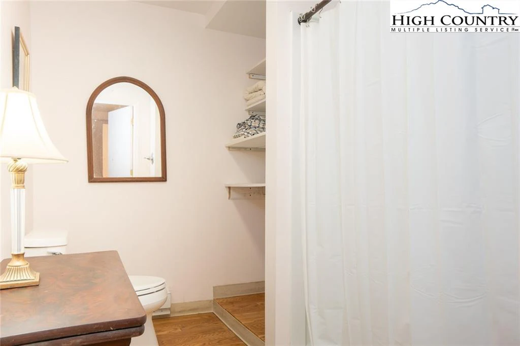 Image number 4 for the current listing