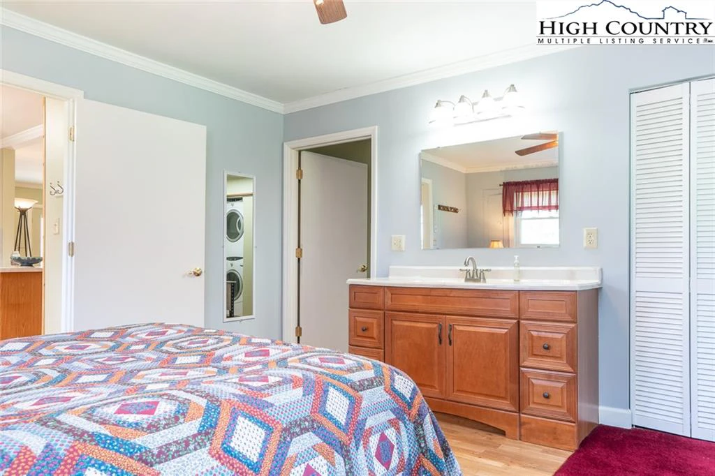 Image number 8 for the current listing