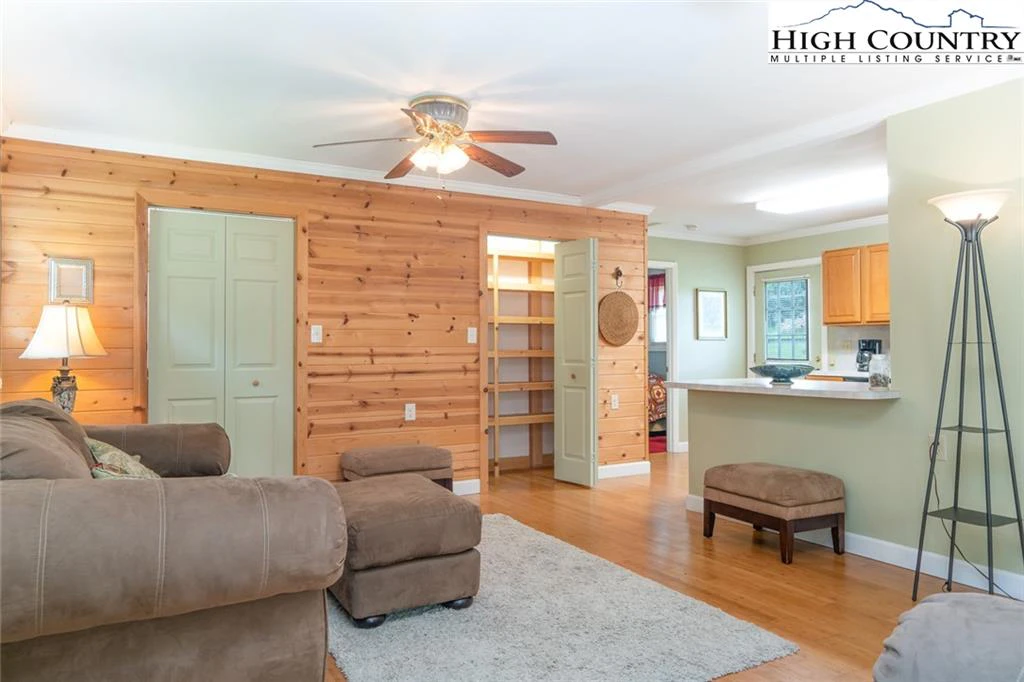 Image number 13 for the current listing