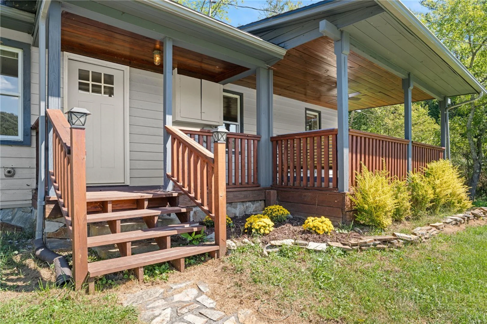 Image number 2 for the current listing